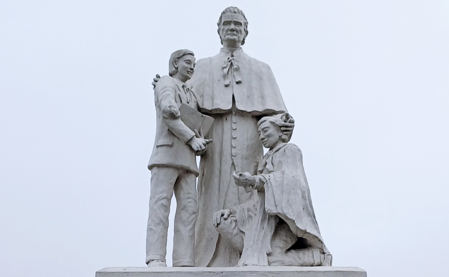 Monumento a Don Bosco, en Plaza María Auxiliadora,2024.