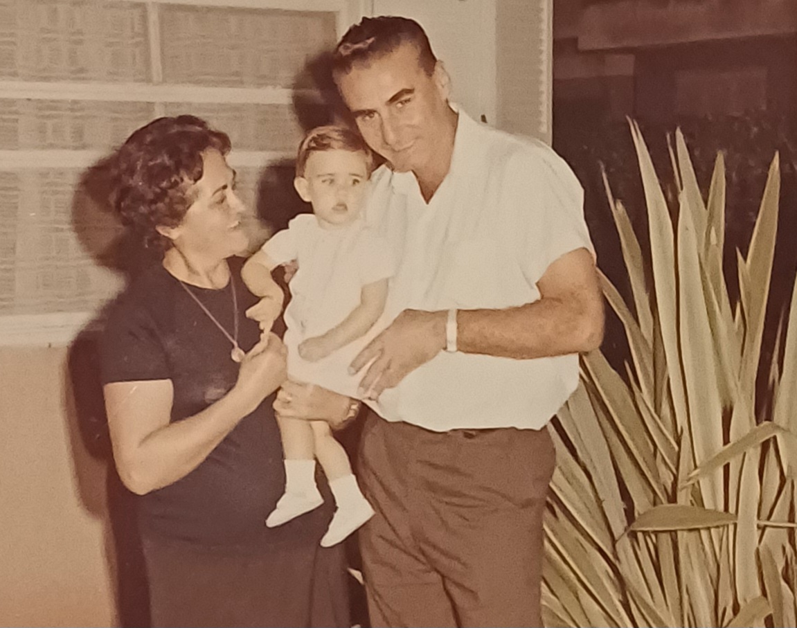 Ana y Juan con su nieta.