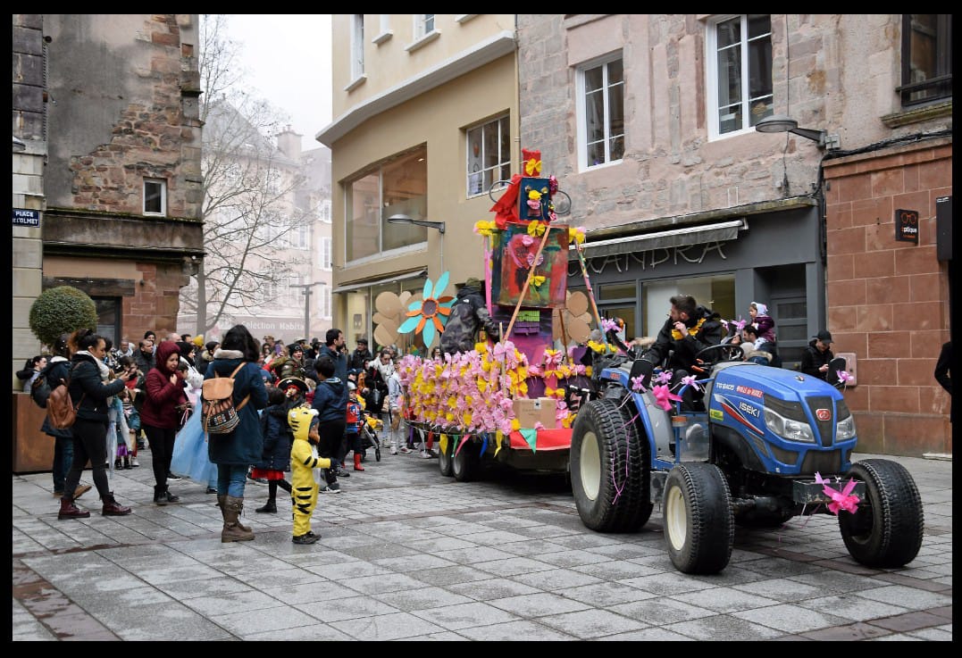 Recorrido de Monsieur Carnaval por el centro de la Villa, acompanado por grandes y chicos
