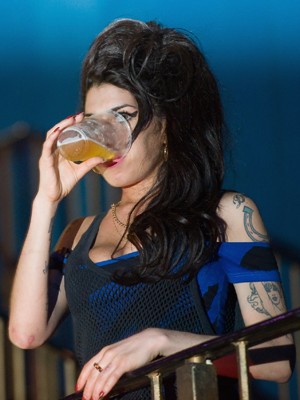 Amy Winehouse: Bebida e bulimia causaram sua morte.