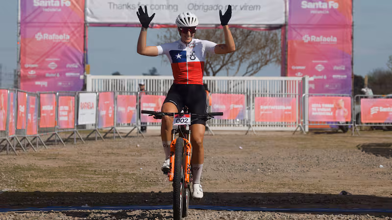 Catalina Vidaurre da a Chile su primer oro en los Juegos Suramericanos con un histórico 1-2 en mountain bike