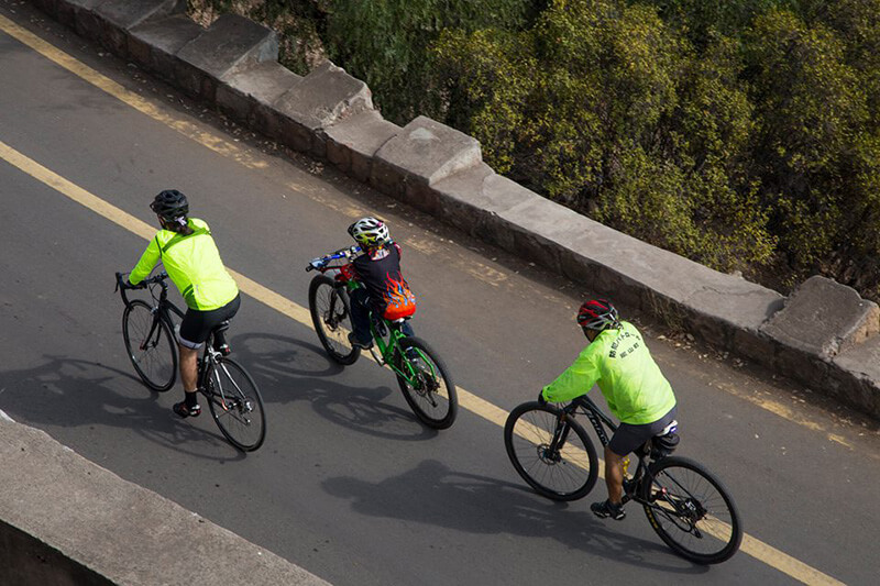 El camino del Cerro San Cristóbal no fue diseñado para ciclistas — y por eso fiscalizar no alcanza.