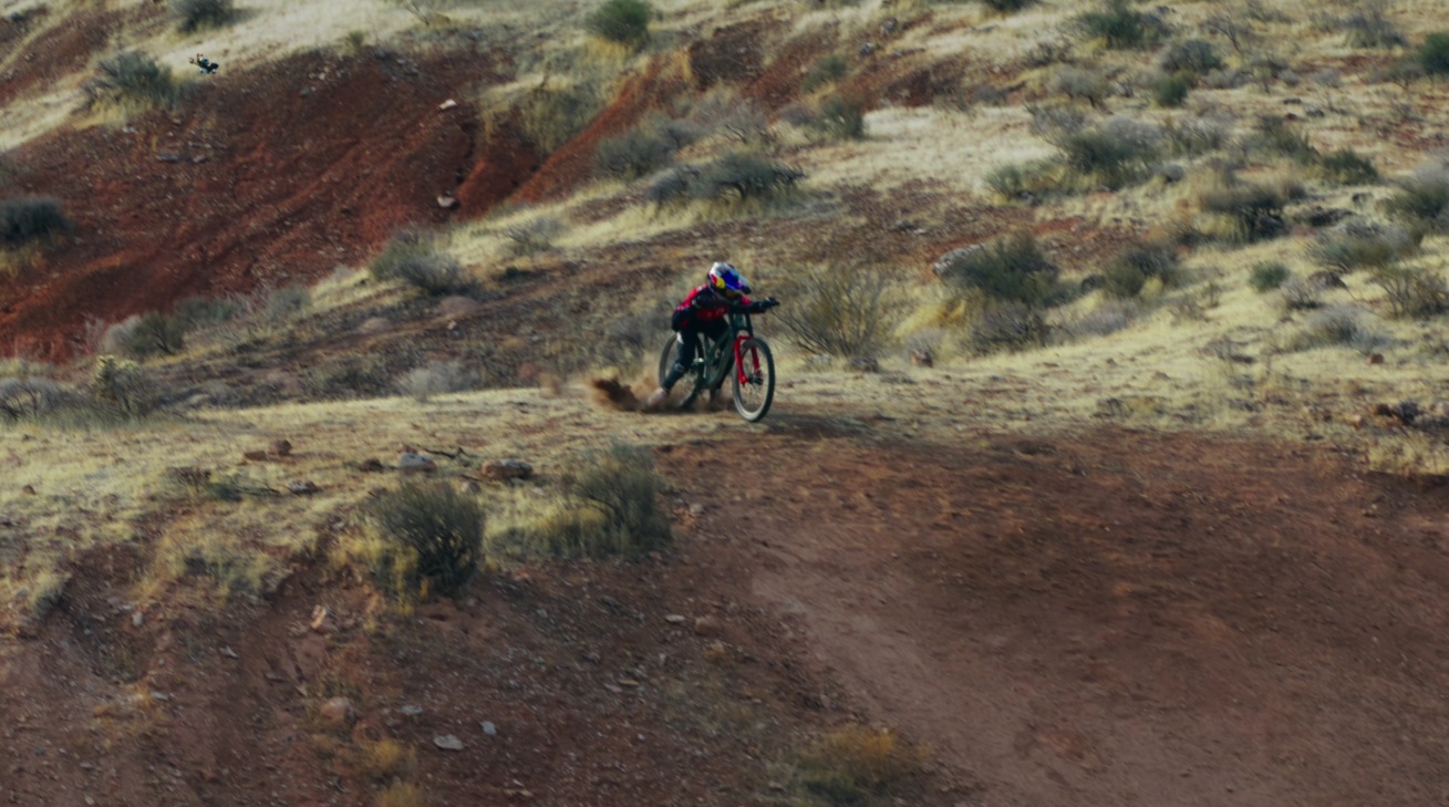 Jaxson Riddle clava el primer salto de tierra a tierra de 30 metros en la historia del MTB