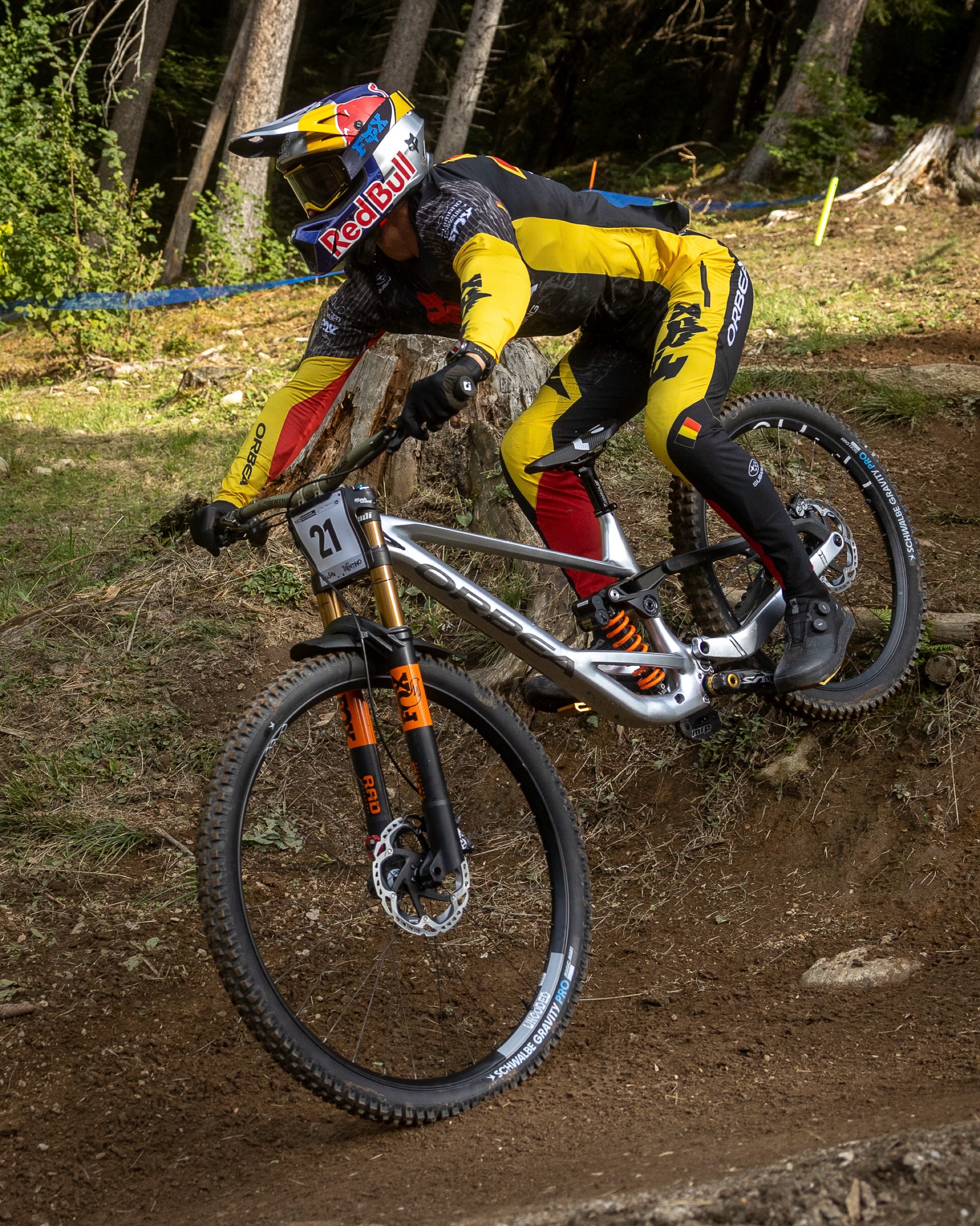 Martin Maes sorprende en Val di Sole con una Orbea Rallon DH mullet extrema de rueda 32 pulgadas
