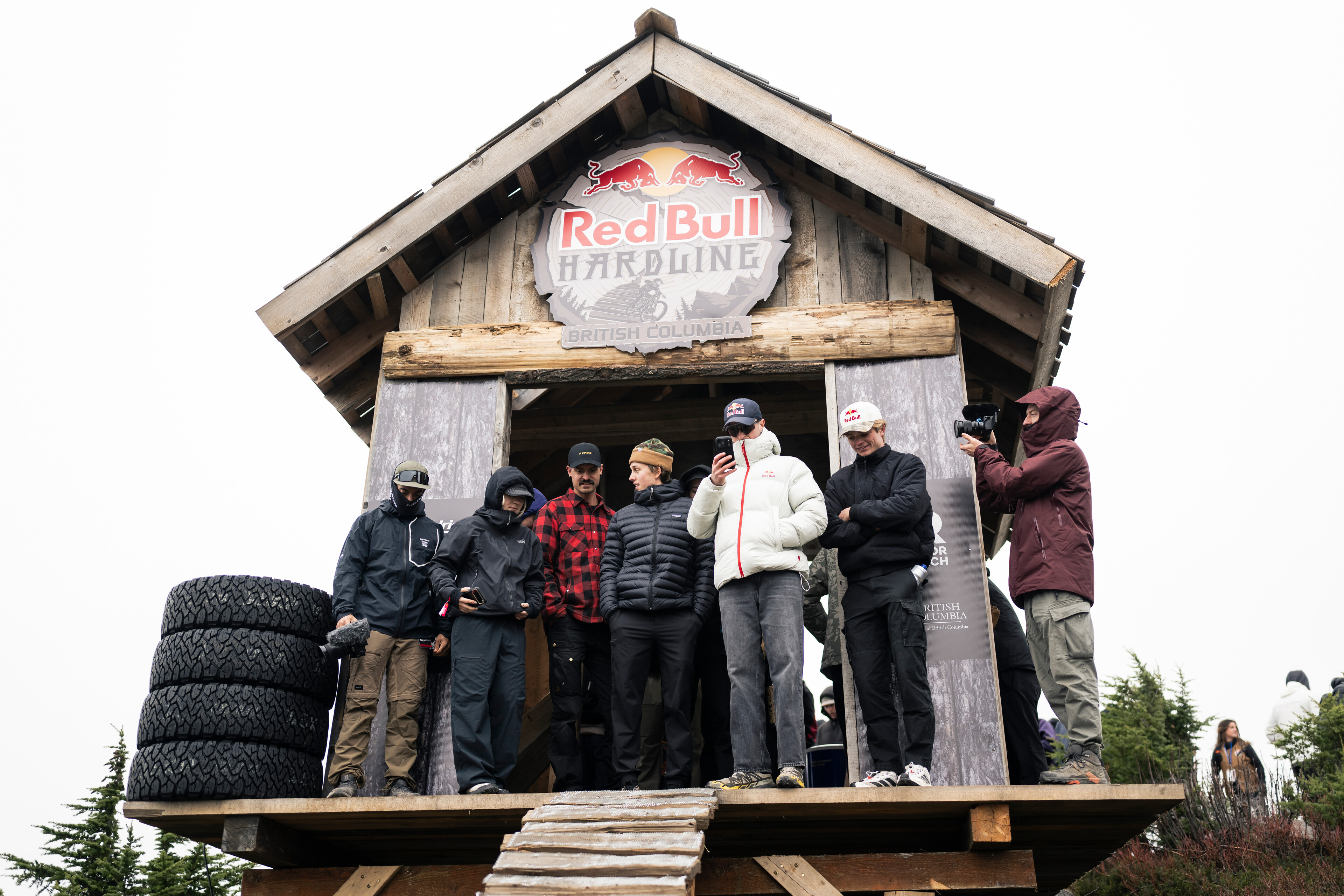 Rob Warner y Eliot Jackson, los primeros en recorrer la nueva pista de Red Bull Hardline British Columbia