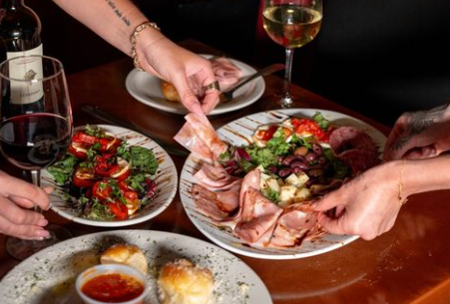 Vic's Italian Restaurant & Pizzeria background image