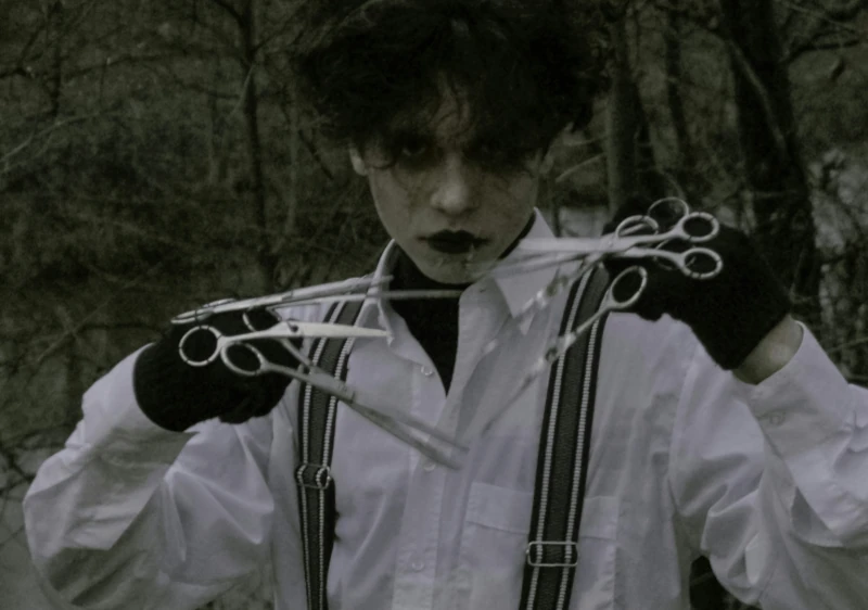 Person dressed up as Edward Scissorhands