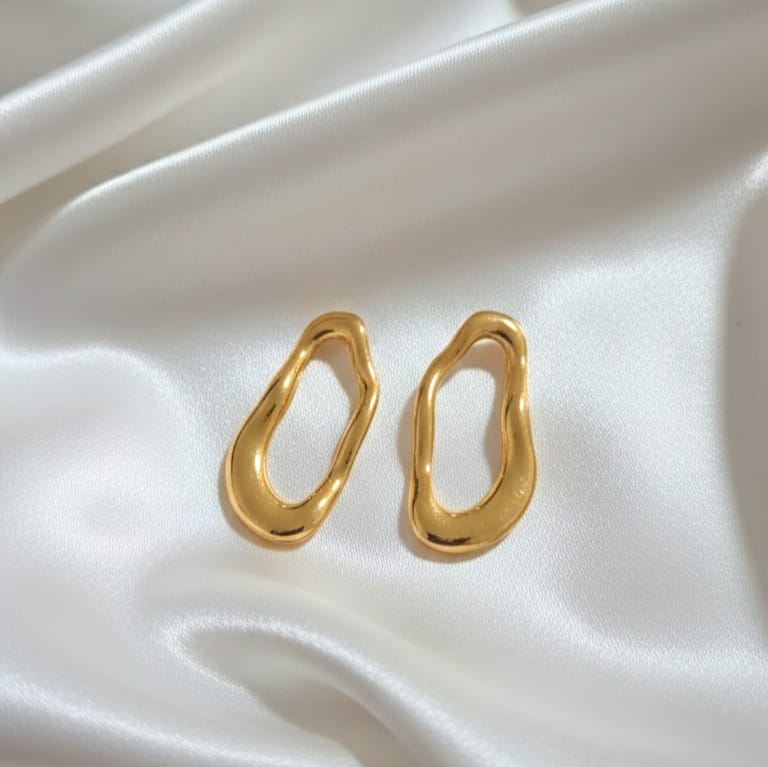 Brinco Martelado Ondulado Assimétrico banho ouro 18k