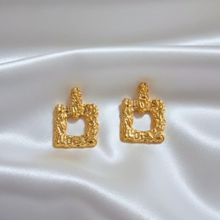 Brinco Quadrado Disforme banho ouro 18k