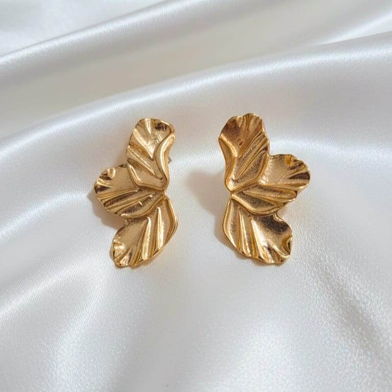 Brinco Pétala Meia Folha banho ouro 18k