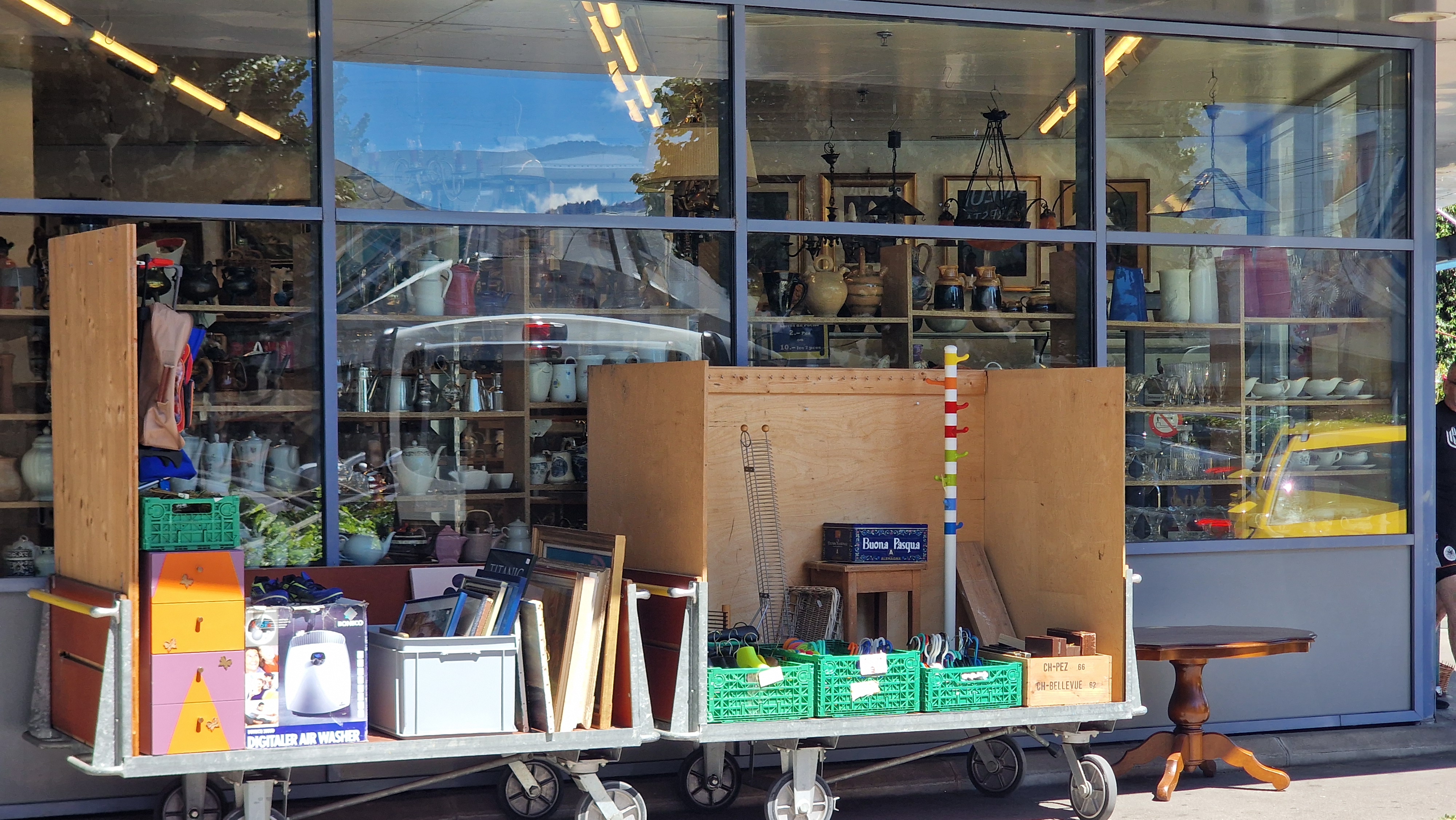 Photo 2 de C'est La Commode Brocante - 🛋️ Brocantes & Antiquaires à montreux