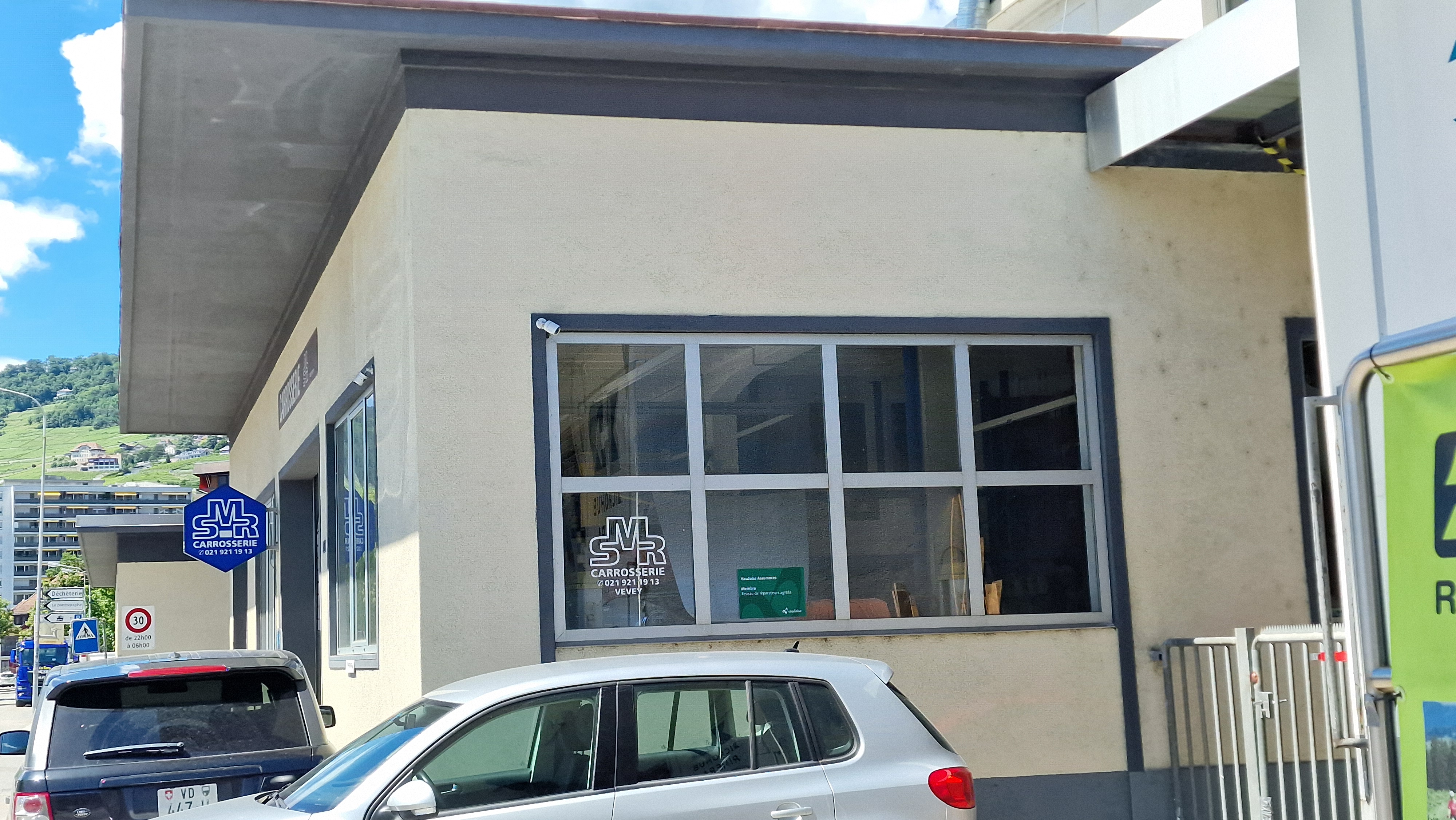 Photo 2 de SML Carrosserie Pneus Services - 🚗 Garages / Mécaniciens à vevey