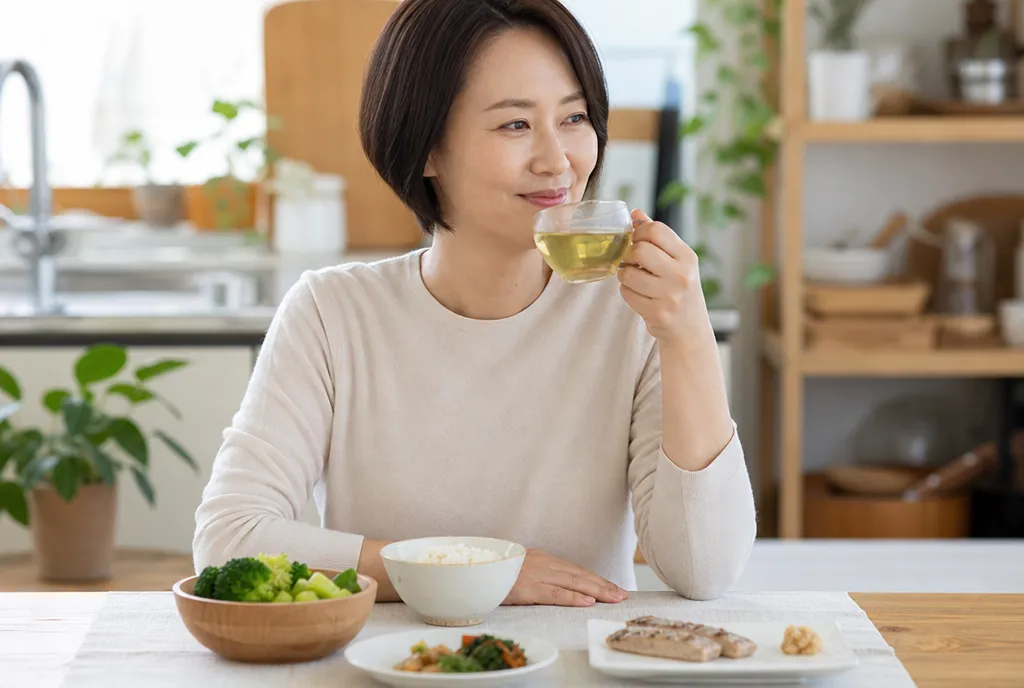 장상피화생 식단 관리 — 브로콜리 저염 식단과 따뜻한 녹차의 건강한 아침 식사