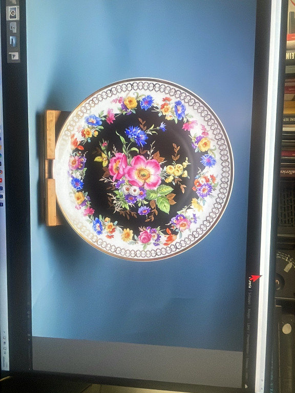 Piatto in porcellana decorato con motivi floreali su fondo nero, Limoges