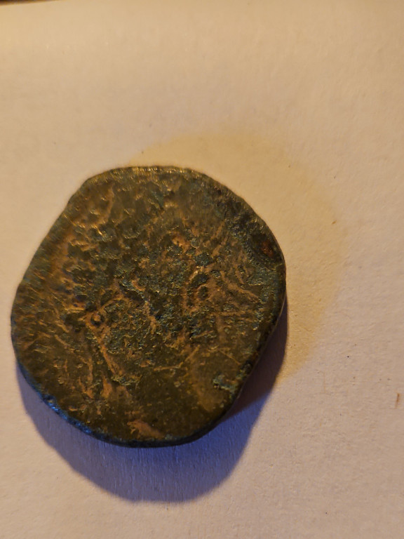 Moneta romana in bronzo, probabilmente un sesterzio dell'Impero Romano