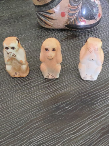 Porcelain figurine set depicting 'Three Wise Monkeys' (Hear No Evil, See No Evil, Speak No Evil)