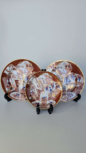 Set of three Japanese Kutani-style porcelain plates with figural decoration