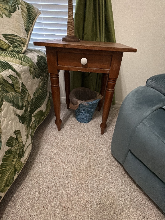 Wooden single-drawer side table with turned legs in Sheraton style