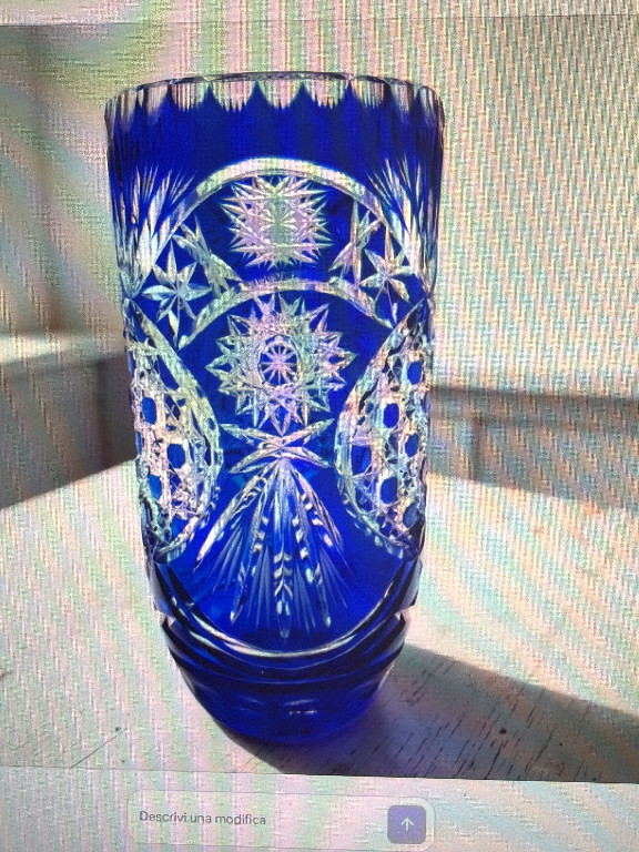 Vaso in cristallo blu cobalto tagliato con motivi geometrici incisi
