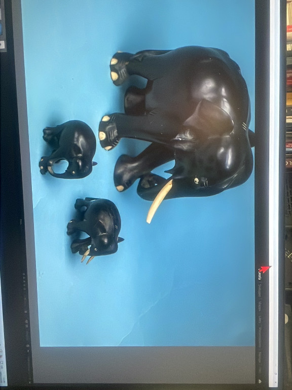 Set di sculture in legno di ebano raffiguranti una famiglia di elefanti con zanne in avorio