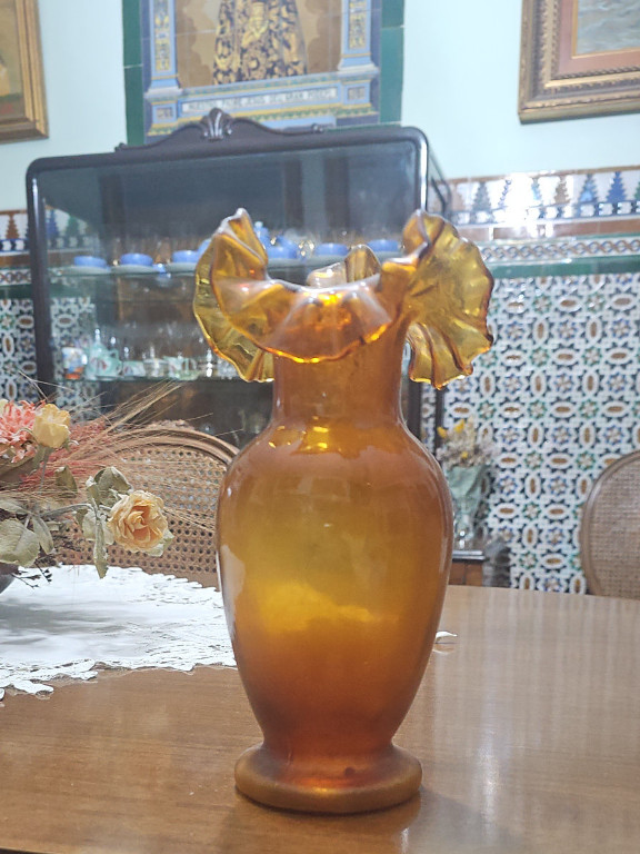 Florero de vidrio amberina con borde ondulado