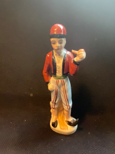 Porseleinen beeldje van een Griekse man in traditionele kledij, handbeschilderd, geproduceerd in Japan