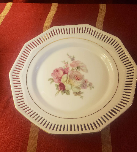 Porcelain reticulated plate with floral decoration by Schwarzenhammer Bavaria