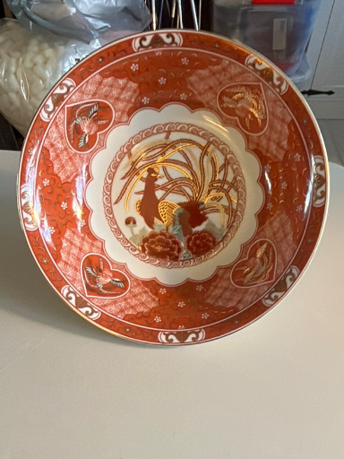 Porcelain bowl in Japanese Imari style featuring a phoenix motif with gold accents