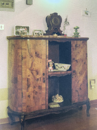 Libreria in radica di noce con ante e scaffali centrali aperti, inizio XX secolo