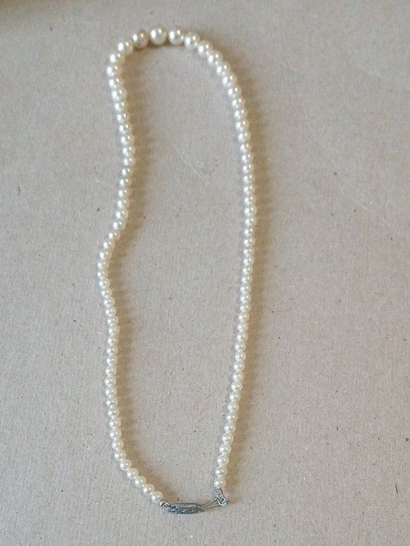 Pearl necklace with silver clasp