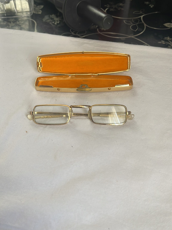Lunettes pliantes vintage en métal doré avec étui rigide en bakélite ou plastique ambre