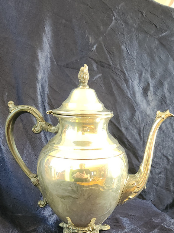Silverplate coffee/tea pot by Wm. Rogers with ornate handle and finial
