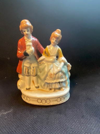 Porselein beeldje van een Victoriaans koppel in Dresden-stijl, gemaakt in Japan