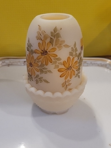 Custard glass fairy lamp with hand-painted daisy decoration by Fenton