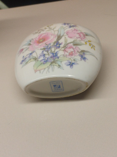 Porcelain trinket box with hand-painted floral decoration, made in Japan