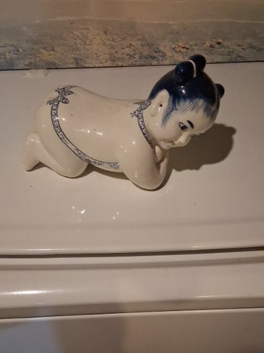 Porcelain opium pillow depicting a reclining child