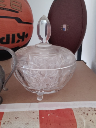 Gepresste Glasschale mit Deckel und Rosenmuster