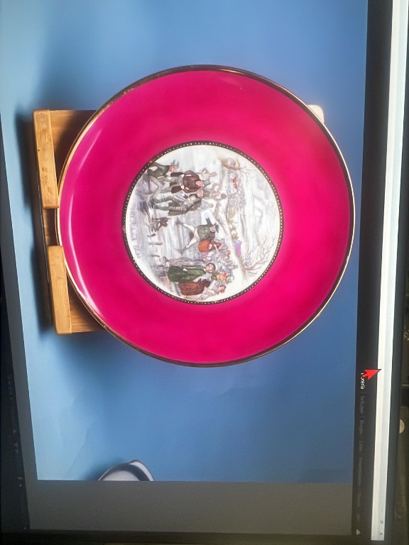 Piatto decorativo in porcellana con bordo rosa fucsia e scena centrale raffigurante costumi tradizionali gallesi, prodotto da JK Decor Carlsbad