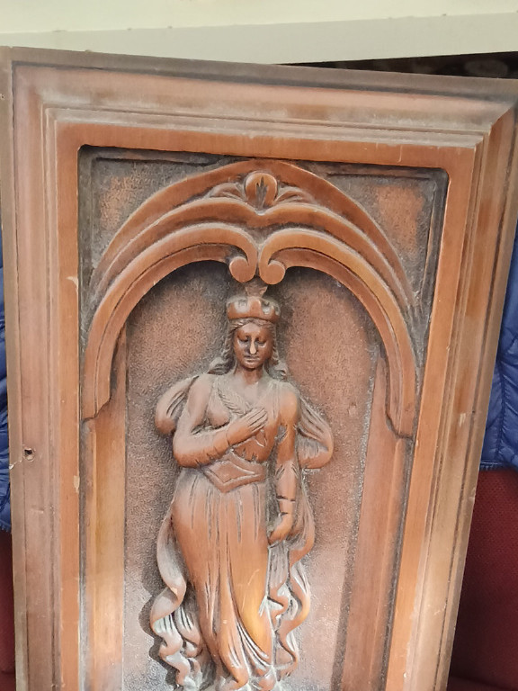 Pannello in legno intagliato raffigurante una figura femminile coronata in stile Rinascimentale francese
