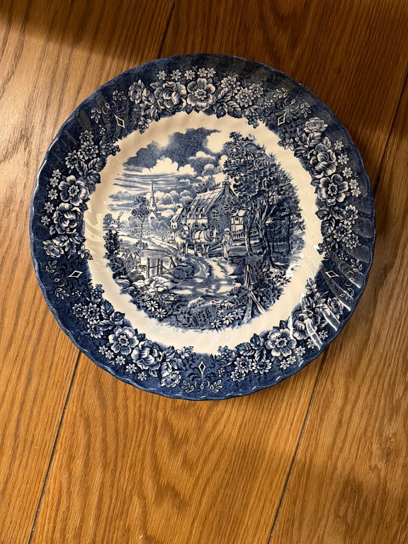 Assiette en faïence anglaise à motif 'English Scenery' en transfert bleu