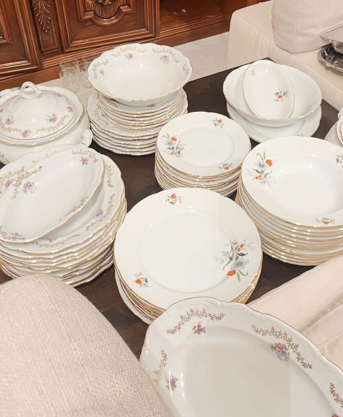 Servizio di porcellana decorato con motivi floreali e bordi dorati