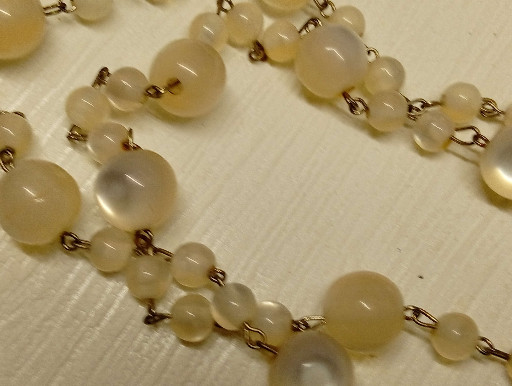 عقد من خرز الأوبالايت (حجر القمر الزجاجي) من فترة آرت ديكو