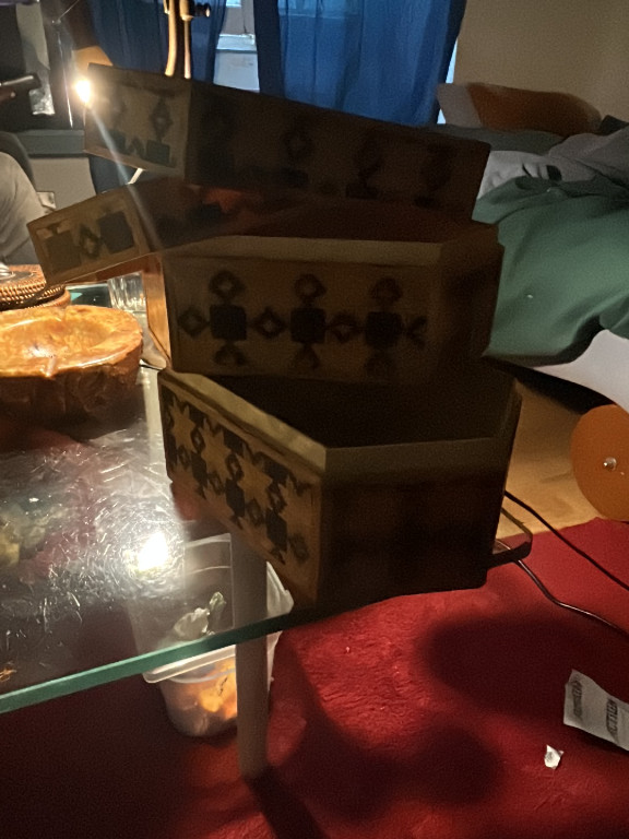 Scatola esagonale in bambù decorata con pittura a mano in stile cinese vintage