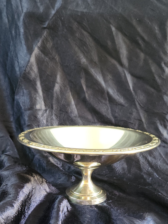 Silver-plated compote dish by Oneida Silversmiths.