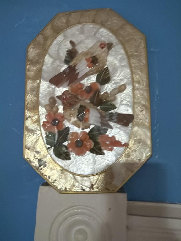 Arte de pared decorativo en concha de capiz con diseño de pájaros y flores