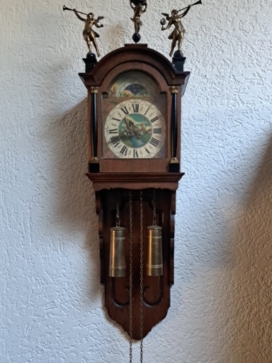 Houten Friese staartklok met maanfase en bronzen figuren