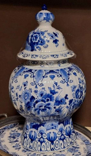 Porseleinen dekselvaas met blauwe bloemenmotieven van Royal Delft