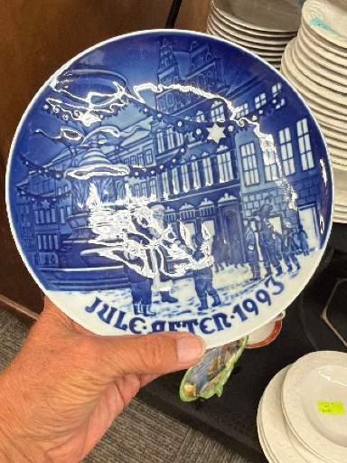 Porcelain collector plate titled 'Father Christmas in Copenhagen' by Bing & Grøndahl, 1993