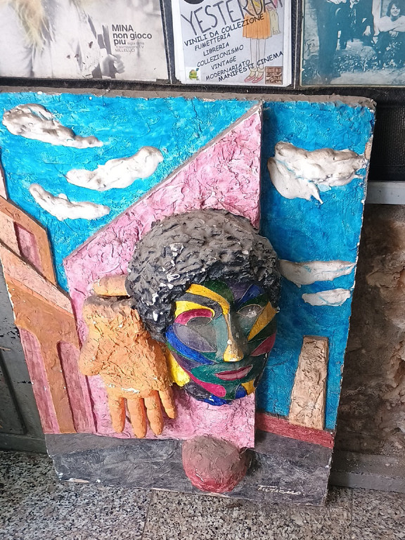 Scultura a rilievo in gesso con volto astratto