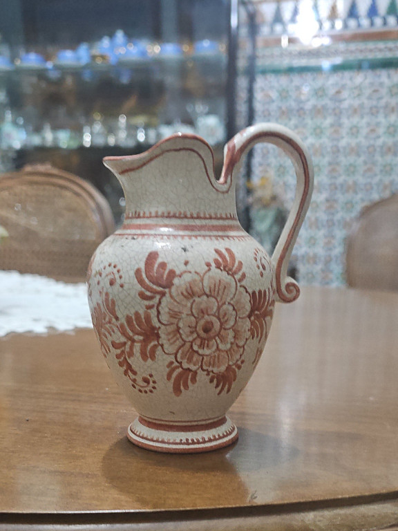 Jarra de cerámica de Sarreguemines con decoración floral en tonos rojizos